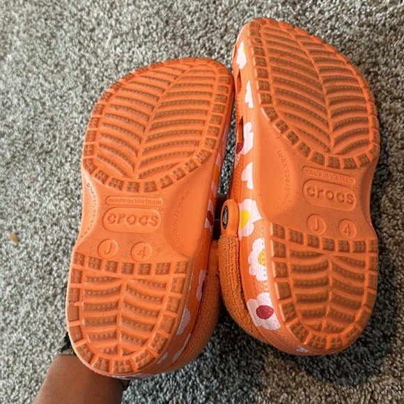 Girls size 4 crocs - Picture 2 of 3